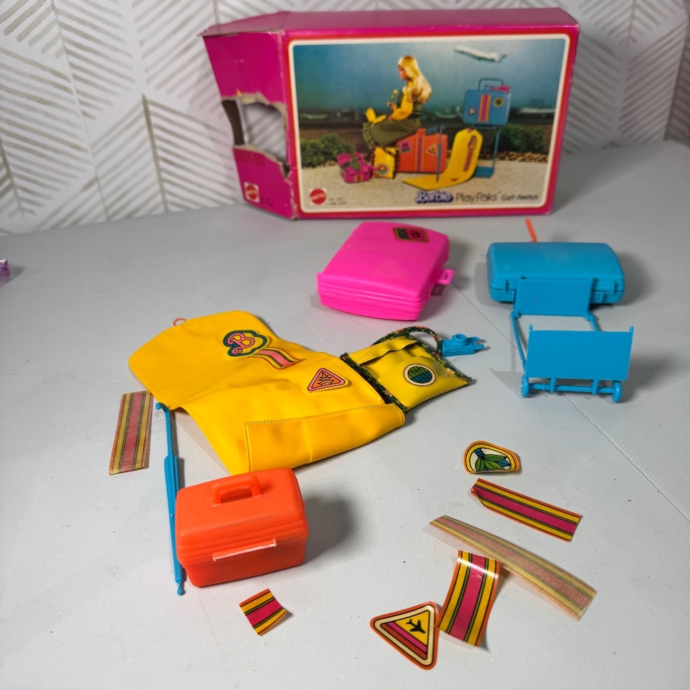 VINTAGE 1978 MATTEL BARBIE DOLL GET AWAYS PLAY PAKS # 2317 TRAVEL LUGGAGE